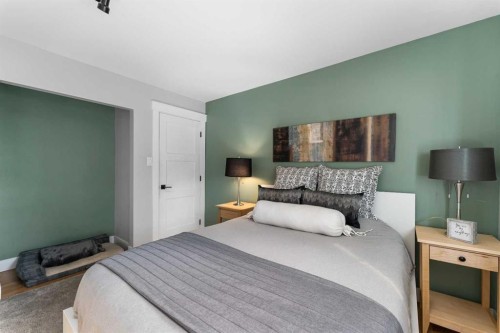 8736 34 Avenue Nw, Calgary, AB - Indoor Photo Showing Bedroom
