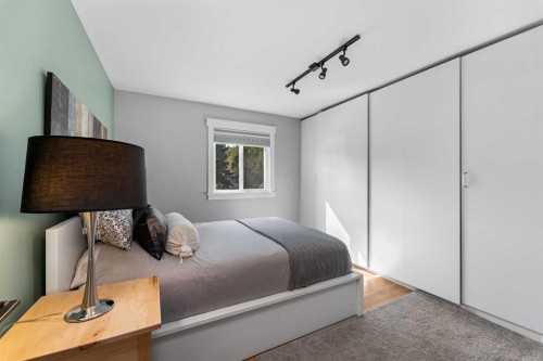 8736 34 Avenue Nw, Calgary, AB - Indoor Photo Showing Bedroom