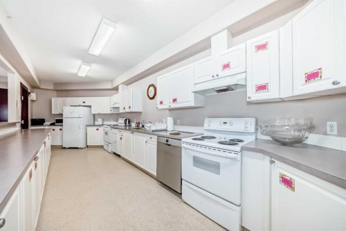 112-2850 51 Street Sw, Calgary, AB - Indoor Photo Showing Kitchen