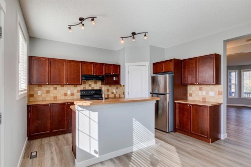 605 Morningside Park Sw, Airdrie, AB - Indoor Photo Showing Kitchen