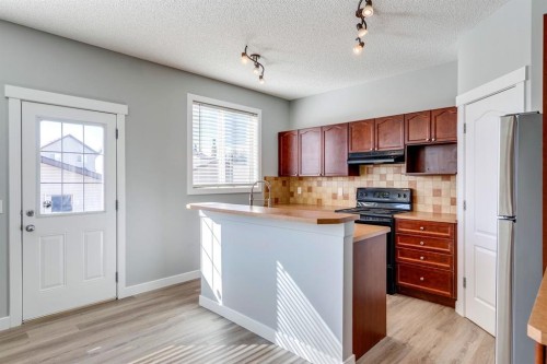 605 Morningside Park Sw, Airdrie, AB - Indoor Photo Showing Kitchen