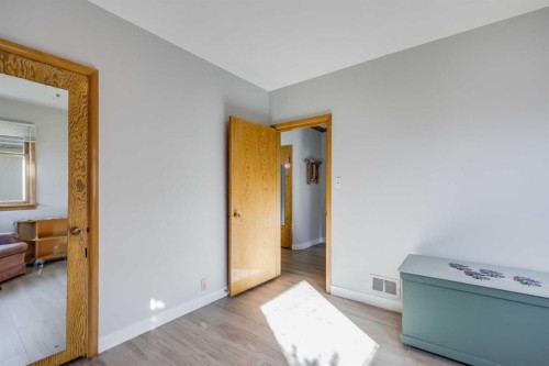 955 15 Avenue Ne, Calgary, AB - Indoor Photo Showing Other Room