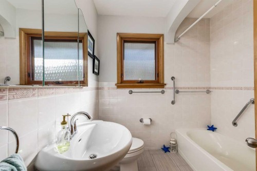 955 15 Avenue Ne, Calgary, AB - Indoor Photo Showing Bathroom