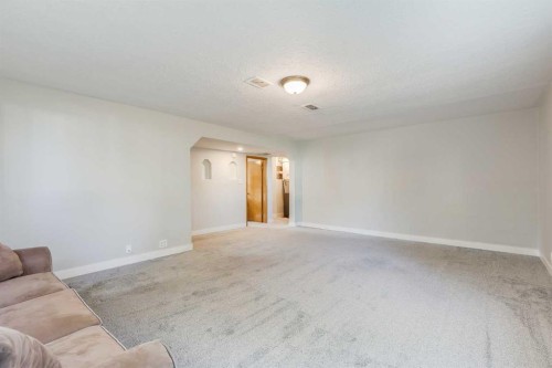 955 15 Avenue Ne, Calgary, AB - Indoor Photo Showing Other Room