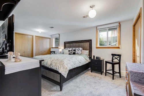 955 15 Avenue Ne, Calgary, AB - Indoor Photo Showing Bedroom