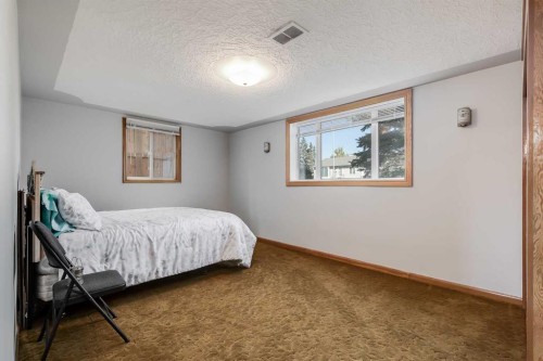 955 15 Avenue Ne, Calgary, AB - Indoor Photo Showing Bedroom