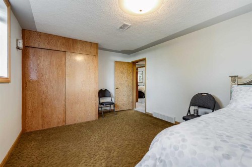 955 15 Avenue Ne, Calgary, AB - Indoor Photo Showing Bedroom