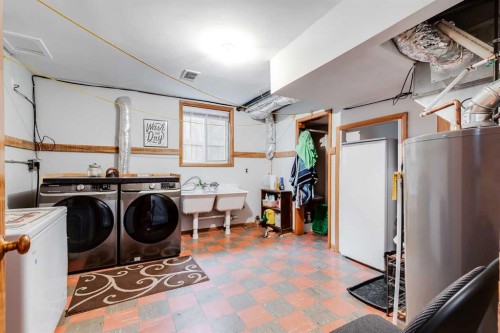 955 15 Avenue Ne, Calgary, AB - Indoor Photo Showing Laundry Room