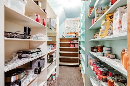 955 15 Avenue Ne, Calgary, AB - Indoor With Storage