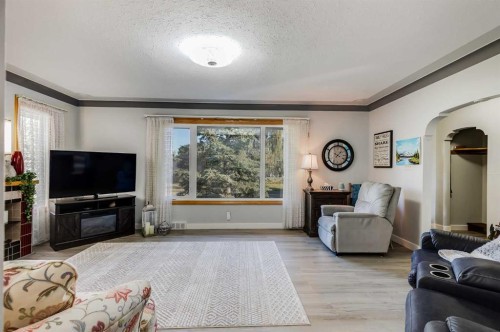955 15 Avenue Ne, Calgary, AB - Indoor Photo Showing Living Room