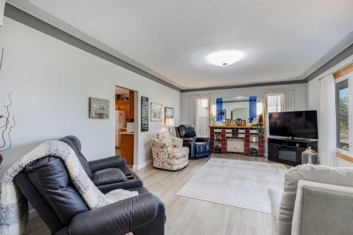 955 15 Avenue Ne, Calgary, AB - Indoor Photo Showing Living Room