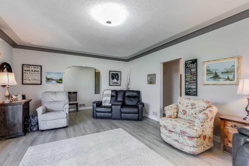 955 15 Avenue Ne, Calgary, AB - Indoor Photo Showing Living Room