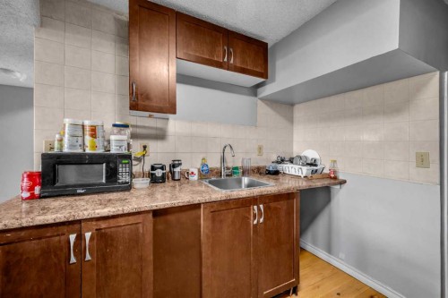 1019 Falworth Road Ne, Calgary, AB - Indoor Photo Showing Kitchen