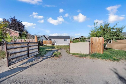 1019 Falworth Road Ne, Calgary, AB - Outdoor