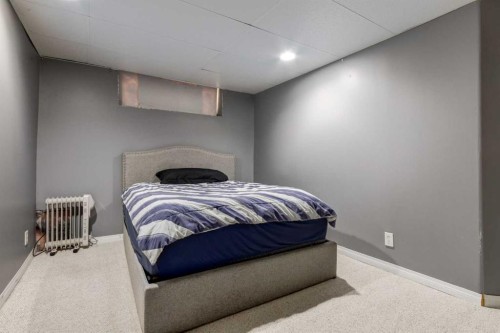 10 Chapala Road Se, Calgary, AB - Indoor Photo Showing Bedroom