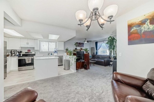 3315 Catalina Boulevard Ne, Calgary, AB - Indoor Photo Showing Kitchen