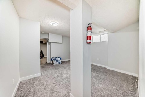 3315 Catalina Boulevard Ne, Calgary, AB - Indoor Photo Showing Other Room