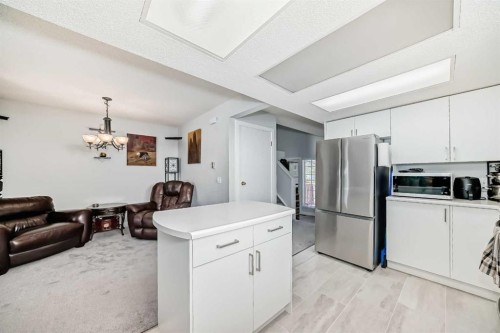 3315 Catalina Boulevard Ne, Calgary, AB - Indoor Photo Showing Kitchen