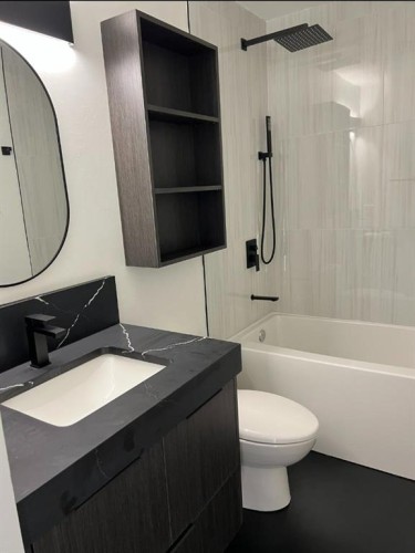 102-1800 26 Avenue Sw, Calgary, AB - Indoor Photo Showing Bathroom