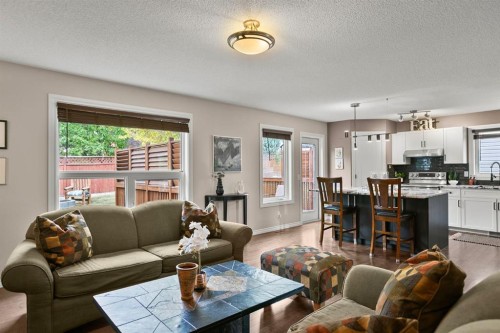 20 Tuscarora Place Nw, Calgary, AB - Indoor Photo Showing Living Room