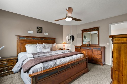 20 Tuscarora Place Nw, Calgary, AB - Indoor Photo Showing Bedroom
