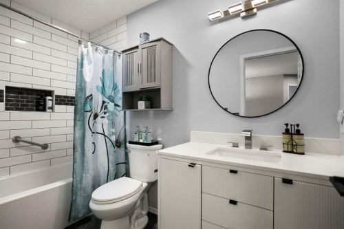 20 Tuscarora Place Nw, Calgary, AB - Indoor Photo Showing Bathroom