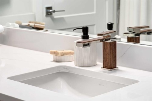 1306-110 Greenbriar Place Nw, Calgary, AB - Indoor Photo Showing Bathroom