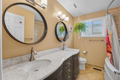 1804 Braemar Place Sw, Calgary, AB - Indoor Photo Showing Bathroom