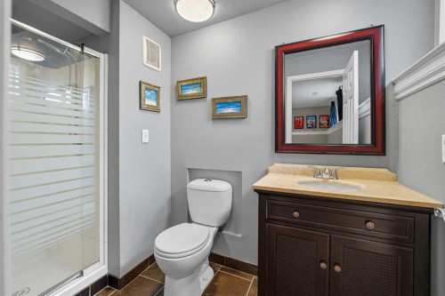 1804 Braemar Place Sw, Calgary, AB - Indoor Photo Showing Bathroom
