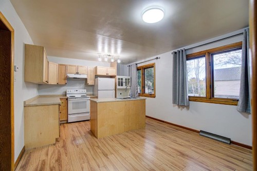 4705 3 Street West, Claresholm, AB - Indoor Photo Showing Kitchen