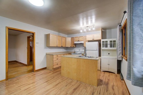 4705 3 Street West, Claresholm, AB - Indoor Photo Showing Kitchen