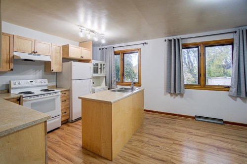 4705 3 Street West, Claresholm, AB - Indoor Photo Showing Kitchen With Double Sink