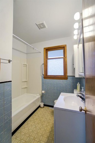 4705 3 Street West, Claresholm, AB - Indoor Photo Showing Bathroom