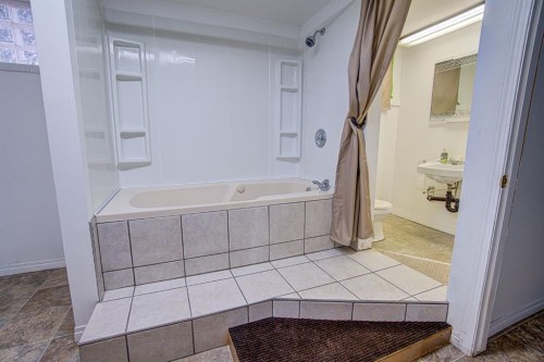 4705 3 Street West, Claresholm, AB - Indoor Photo Showing Bathroom