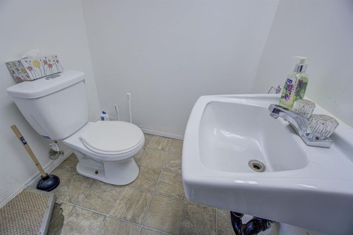 4705 3 Street West, Claresholm, AB - Indoor Photo Showing Bathroom