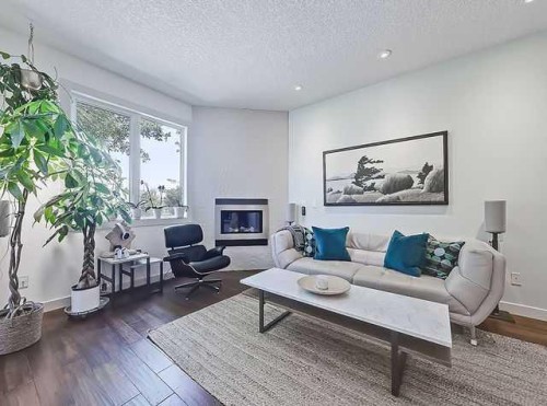 455 20 Avenue Ne, Calgary, AB - Indoor Photo Showing Living Room With Fireplace