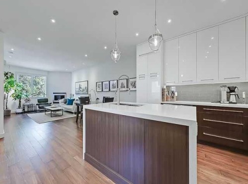 455 20 Avenue Ne, Calgary, AB - Indoor Photo Showing Kitchen With Upgraded Kitchen