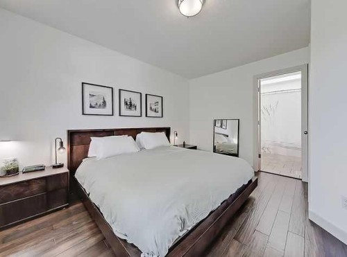 455 20 Avenue Ne, Calgary, AB - Indoor Photo Showing Bedroom