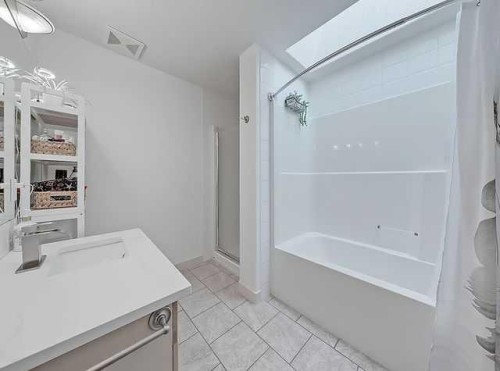 455 20 Avenue Ne, Calgary, AB - Indoor Photo Showing Bathroom