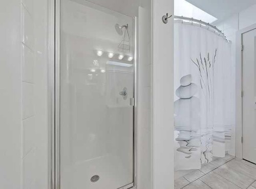 455 20 Avenue Ne, Calgary, AB - Indoor Photo Showing Bathroom