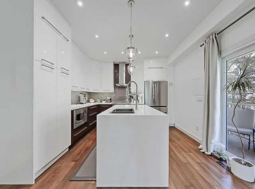 455 20 Avenue Ne, Calgary, AB - Indoor Photo Showing Kitchen With Double Sink With Upgraded Kitchen
