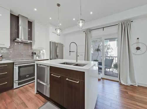 455 20 Avenue Ne, Calgary, AB - Indoor Photo Showing Kitchen With Double Sink With Upgraded Kitchen