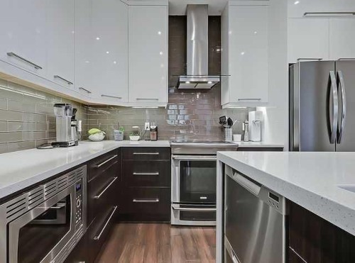 455 20 Avenue Ne, Calgary, AB - Indoor Photo Showing Kitchen With Upgraded Kitchen
