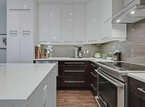 455 20 Avenue Ne, Calgary, AB - Indoor Photo Showing Kitchen With Upgraded Kitchen