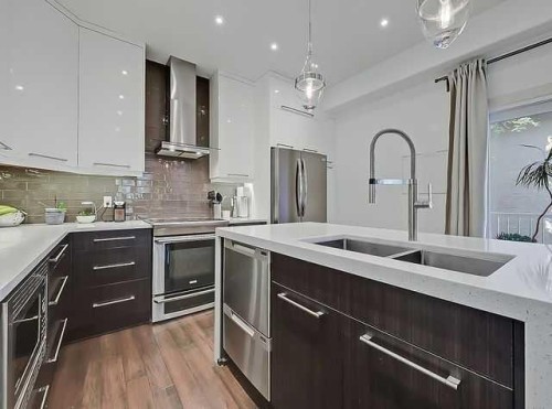 455 20 Avenue Ne, Calgary, AB - Indoor Photo Showing Kitchen With Double Sink With Upgraded Kitchen