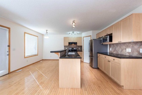 17 Royal Birkdale Crescent Nw, Calgary, AB - Indoor Photo Showing Kitchen