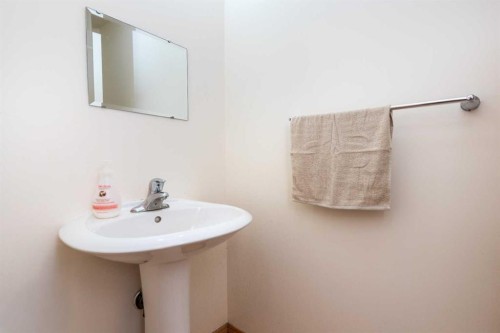17 Royal Birkdale Crescent Nw, Calgary, AB - Indoor Photo Showing Bathroom