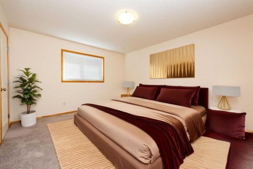 17 Royal Birkdale Crescent Nw, Calgary, AB - Indoor Photo Showing Bedroom