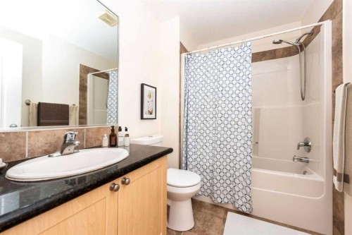 17 Royal Birkdale Crescent Nw, Calgary, AB - Indoor Photo Showing Bathroom