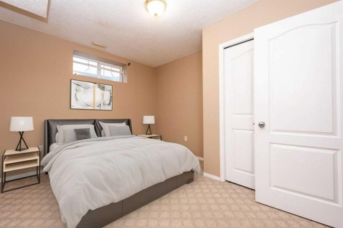 17 Royal Birkdale Crescent Nw, Calgary, AB - Indoor Photo Showing Bedroom
